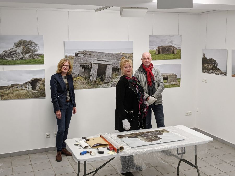 Kreismuseum Wewelsburg zeigt „THE WALL“ bis zum 9. Januar 2022 : Beim Aufbau der Fotoausstellung (v.l.n.r.) Museumsleiterin Kirsten John-Stucke, Annet van der Voort und ihr Mann Volker Jakob.  (Foto: Kreismuseum Wewelsburg)